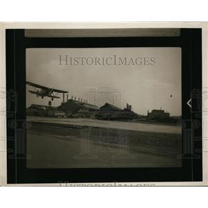 1937 Press Photo Plane Landing - nef36961