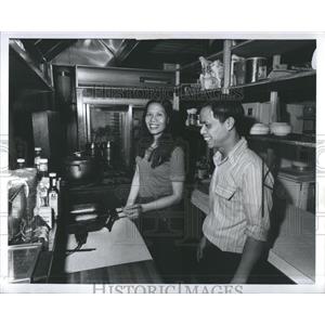 1978 Press Photo Vietnam Refugee Open New Restaurant