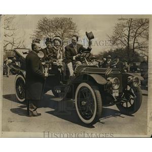 1946 Press Photo Alec Ullman Greeting Jimmy Melton & Wife in 1910 Victoria Car