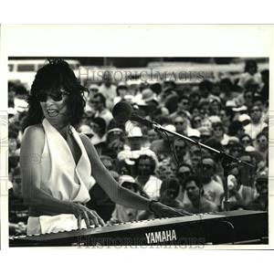 1987 Press Photo Macia "Hot Tamale Baby" Ball sings at Jazz & Heritage Festival
