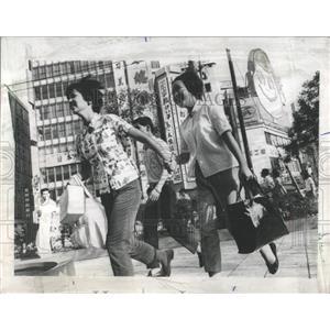 1966 Press Photo Japanese teenage girls Ginza Tokyo