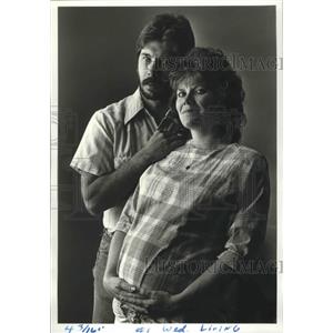 1987 Press Photo James and Debbie Aldridge expecting their baby in this June.