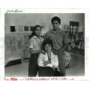 1987 Press Photo Elizabeth, Isabel & Roger Alvarado, clothing store owners.