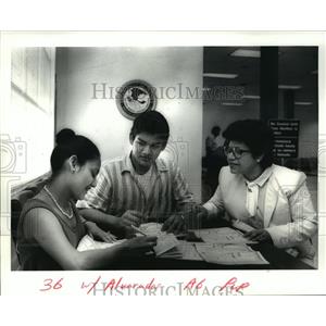 1987 Press Photo Elizabeth, Roger & Isabel Alvarado at amnesty center