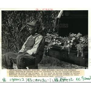 1987 Press Photo Arthur Anderson Sells Turnips & Greens in LaPlace, Louisiana