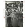 1985 Press Photo Hans Willimann and his daughter Melanie shoppers at Foley's