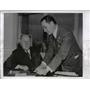 1942 Press Photo W Jeffers (L) Receives Complimentary "Speed Warden" For His Car