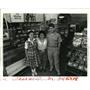 1987 Press Photo Marie Alvarado at her store with children Elizabeth and Roger