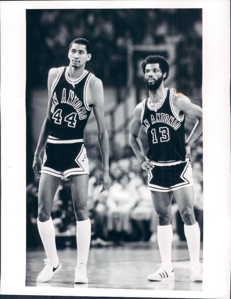 有关以下物品的详细资料: 8x10 press photo spurs george gervin