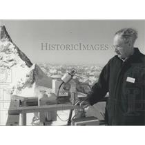 1990 Press Photo Meteorologist Fritz Mrtschi Checks Instruments Jungfrau