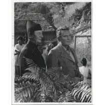 1972 Press Photo Sir John Gielgud and Peter Finch star in Lost Horizon
