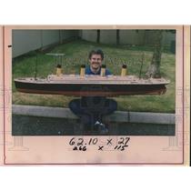 1986 Press Photo Andrew Jarabak holds 82 inch model of the Titanic