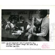 1987 Press Photo Gov.Neil Goldschmidt listen to Salt Caves Dam Project Manager.