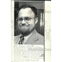 1976 Press Photo Space scientist Stanton T. Friedman on extraterrestrial critter