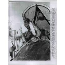 1961 Press Photo Major Bob White Leaving the X-15 Set New Record 3690 MPH