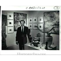 1992 Press Photo Edward Tekavic, at Chelsea Art Gallery, 23225 Mercantille Rd