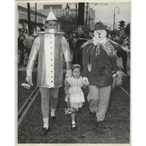 Press Photo Mardi Gras Wizard of Oz Tinman, Scarecrow, and Dorothy costumes