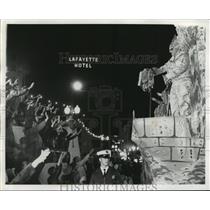 1972 Press Photo Knights of Babylon Parade Float Riders Offer Beads at Carnival