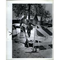 1983 Press Photo Battle Ann Tillman Street Cave Break - RRU59769