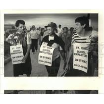 1990 Press Photo Wilhelmina Armour Walks Line in Teacher Strike St. John Parish