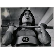 1980 Press Photo Vietnamese Americans weightlifting man - RRX79443