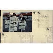 1990 Press Photo Perry Drug Store Picketers Non Union