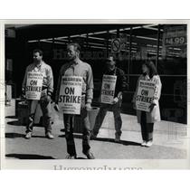 1990 Press Photo Walgreen Pharmacy Workers Strike - RRW66615