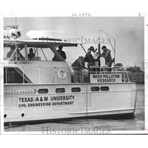 1968 Press Photo Water Pollution research aboard a Texas University boat