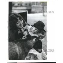 1988 Press Photo Nicolas Miranda & Mother with goat, Hermann Park Zoo, Houston
