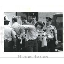 1986 Press Photo Woman arrested during protest at West Loop Clinic, Houston