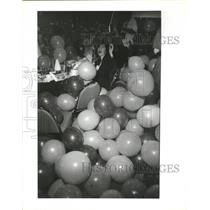1989 Press Photo Gretchen Linquist of McKinsey & Co. Inc Responds to Balloons