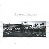 1992 Press Photo Students of Merici School line up to view Black Hawk helicopter