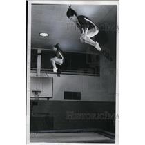 1976 Press Photo Beth Fairchild, 14, (left) and Tia Whippler, 15, fly high above