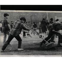 1971 Press Photo Kids China Town Hines School Clean - RRW65257