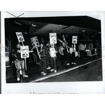 1989 Press Photo Metro Airport Eastern Airline Picket