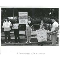 1990 Press Photo Protest at Shedd Aquarium for Whales
