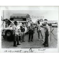 1985 Press Photo Jim Ramey Rep UAW Picket Jackson Month