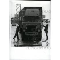 1983 Press Photo Strike Truckers Ambassador Bridge - RRW94777