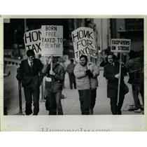 1983 Press Photo Income Tax Protestors - RRW64377