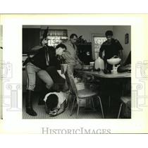 1988 Press Photo Officers Search Home of Dora Berrios, St. Bernard, Louisiana