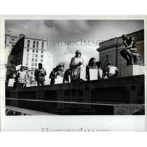 1985 Press Photo Food workers Detroit Institute Arts