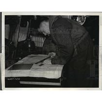 1940 Press Photo A navigator plotting the course of the 'Stranraer' wing