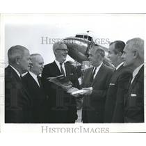 1965 Press Photo Doctor John E. Bryan, Educator, with Others - abna22544