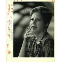 1988 Press Photo Peggy Norman smokes on the breezeway at the Tulane University