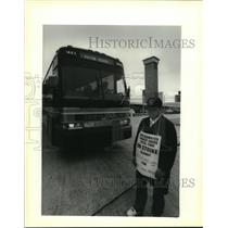 1990 Press Photo Luis Rodriguez on strike with the rest of Greyhound bus drivers