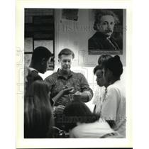 1993 Press Photo Bill Greg, Belle Chasse teacher, teaches students chemistry