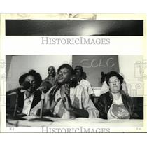 1989 Press Photo SCLS Chapter President Elwin Gillum at a news conference