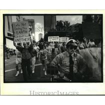 1988 Press Photo Greenpeace protesters march from Westbank to Armstrong Park