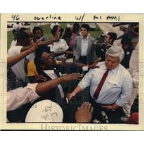 1988 Press Photo Great Louisiana Toxic Waste protesters surround Rev. McFarland