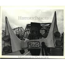 1988 Press Photo Greenpeace March protester Liz Coleman holds props - nob26914